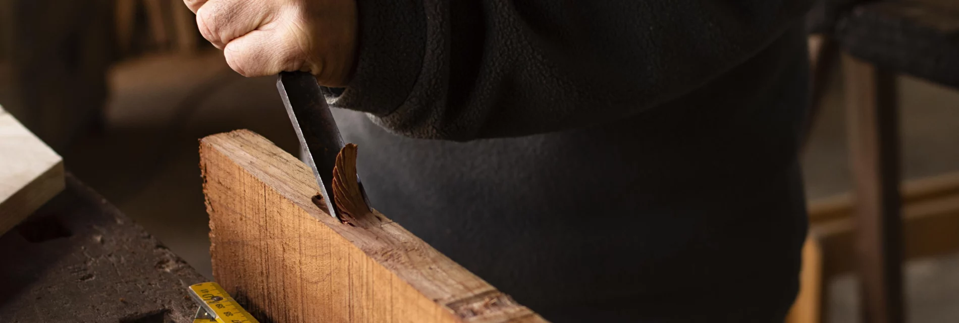 artisan travaillant le bois avec un couteau à bois
