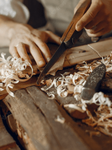 artisan qui découpe le bois avec un couteau-scie