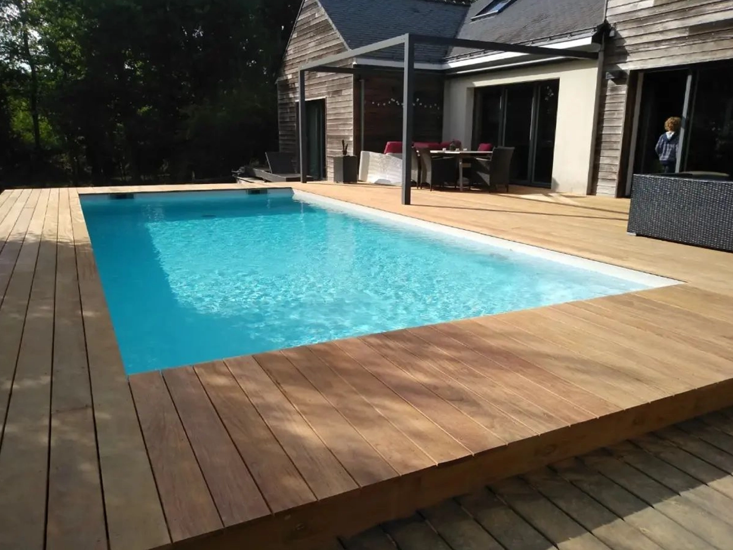 terrasse encadrant une piscine